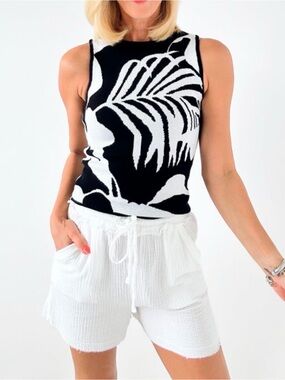 Black & White Palm-Print Sleeveless Knit Tank Top - Women